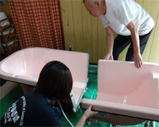 お部屋にシートを敷き浴槽をセッティングの画像 お部屋にシートを敷き浴槽をセッティングの画像