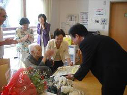 島本シゲコさんの103歳のお誕生日の様子1